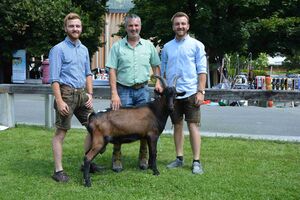 Der Betrieb Birgit Lindner aus St.Oswald ob Eibiswald (STMK) ersteigerte „W-Werner 8“ von Johannes Bernsteiner aus Piesendorf